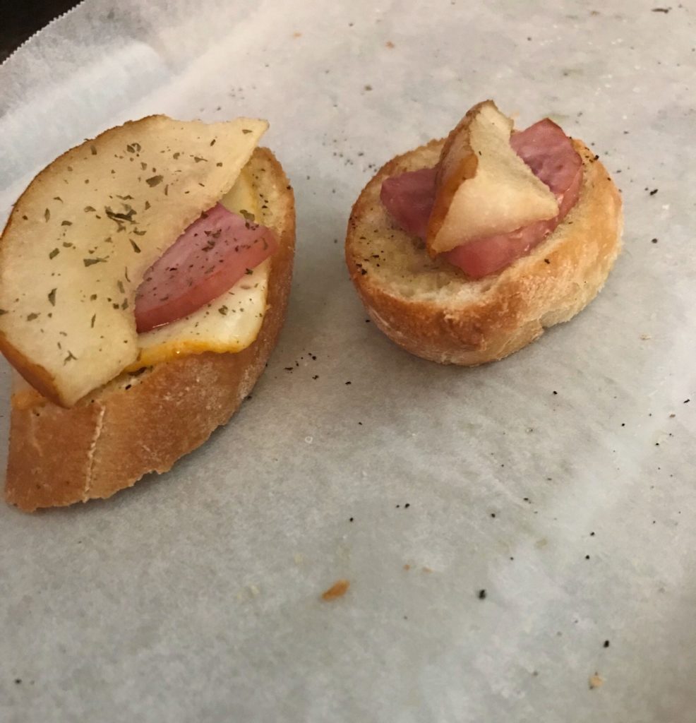 Ham and roasted pear crostini 